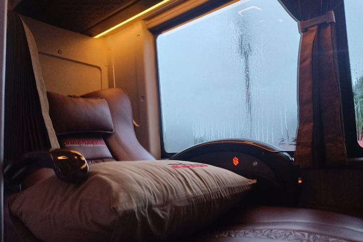 Bus tingkat sleeper PO Juragan 99 Trans 