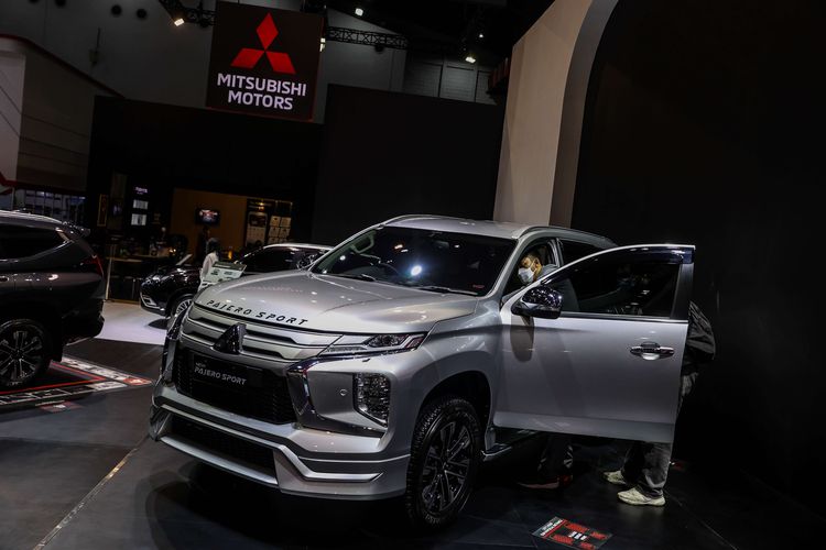 Suasana pameran di booth Mitsubishi Motors IIMS Hybrid 2021 di Hall A1 JiExpo Kemayoran, Jakarta Utara, Kamis (15/4/2021). Mitsubishi Motors ikut memeriahkan Indonesia International Motor Show (IIMS) yang berlangsung dari 15-25 April 2021, dengan menerapkan protokol kesehatan yang ketat.