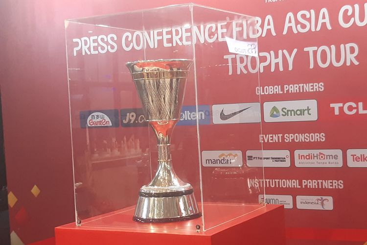 Trofi FIBA Asia Cup 2022 saat kali pertama diperkenalkan dan ditunjukkan kepada publik di Gedung Filateli (Post Bloc), Pasar Baru, Kecamatan Sawah Besar, Jakarta Pusat, pada Selasa (5/7/2022) siang WIB.