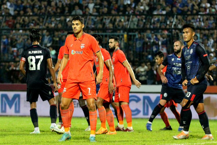 Pemain Borneo FC Matheus Pato saat pertandingan leg pertama Final Piala Presiden 2022 melawan Arema FC yang berakhir dengan skor 1-0 di Stadion Kanjuruhan Kepanjen, Kabupaten Malang, Kamis (14/7/2022) malam.