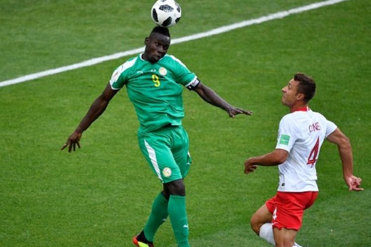 Thiago Rangel Clonek memperlihatkan Mame Biram Diouf saat menyundul bola pada pertandingan Polandia vs Nigeria di Stadion Spartak, 19 Juni 2018. 