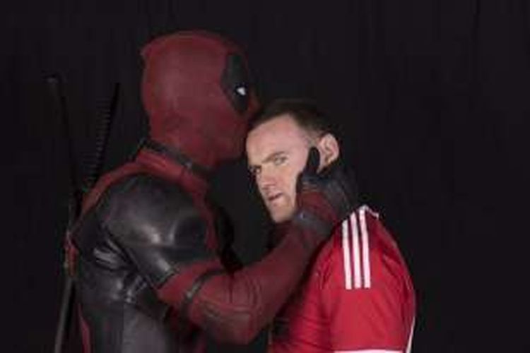 Adegan Wayne Rooney ketika diciium Deadpool dalam iklan promosi film terbitan Marvel yang akan rilis medio Februari 2016. 