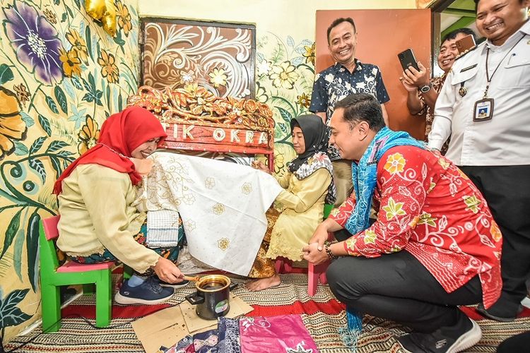 Wali Kota Surabaya Eri Cahyadi saat berbincang dengan pengrajin batik lokal.