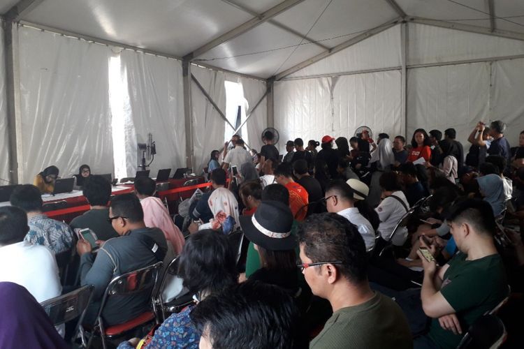 Suasana antrean penukaran tiket upacara pembukaan Asian Games 2018 di kantor KiosTix, Pejaten, Jumat (17/8/2018).