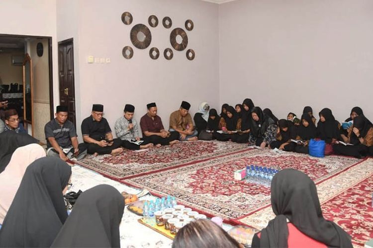 Suasana tahlilan mendoakan almarhum Briptu Rulli Firmansyah (RF) di rumah dians Kapolda Gorontalo Irjen Pol Helmy Santika Minggu malam.