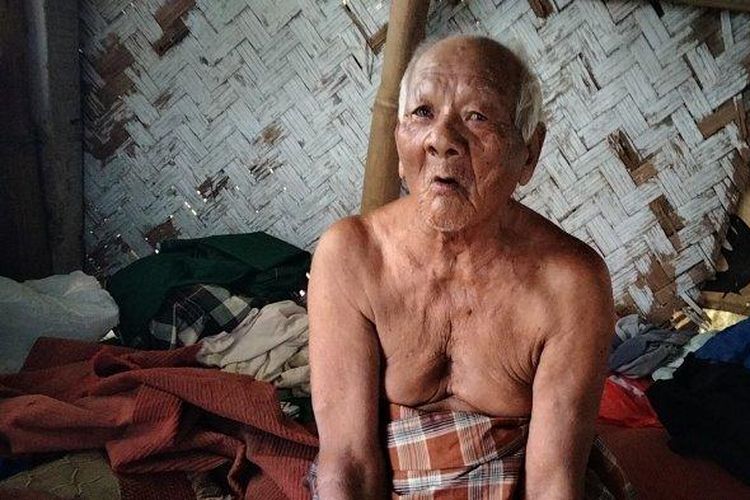Abah Sarji (102) warga Desa Lengkong, Kecamatan Garawangi, Kuningan tinggal di saung di kawasan TPU desa tersebut.