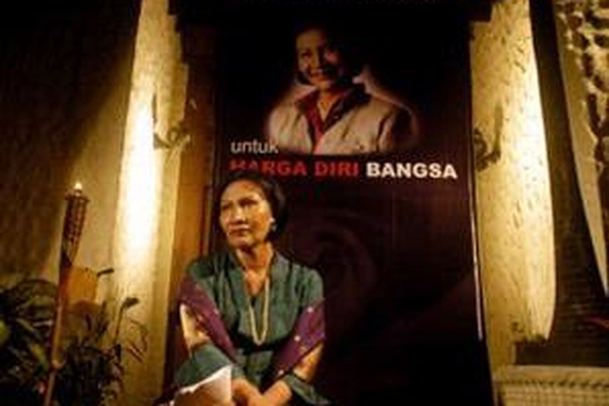 Bintang teater, Ratna Sarumpaet, mendeklarasikan pencalonannya sebagai calon presiden dalam pemilu presiden 2009 di Galeri Cemara, Jakarta Pusat, Rabu (23/7). 
