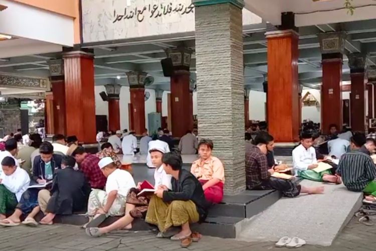 Suasana saat ramadhan di Pesantren Tebuireng, Jombang, Jawa Timur, Minggu (17/3/2024).