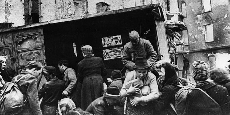 Pasukan Soviet membagikan sup dan roti kepada warga yang bertahan setelah jatuhnya kota.