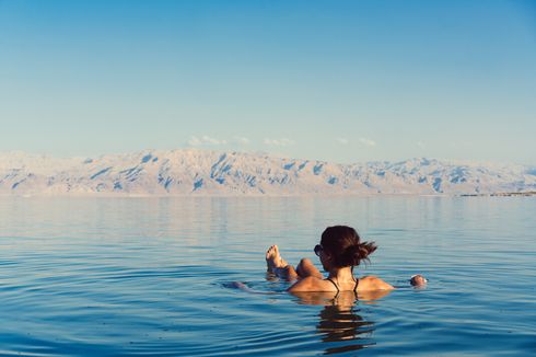 Kenapa di Laut Mati Bisa Mengapung? Ternyata ini Penjelasan Ilmiahnya