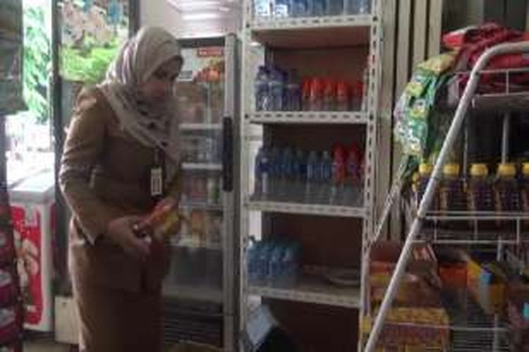BBPOM Aceh dan Dinas Perindustrian melakukan sidak ke sejumlah toko dan swalayan di Banda Aceh, ditemukan banyak penganan yang dijual sudah kadaluarsa. *****