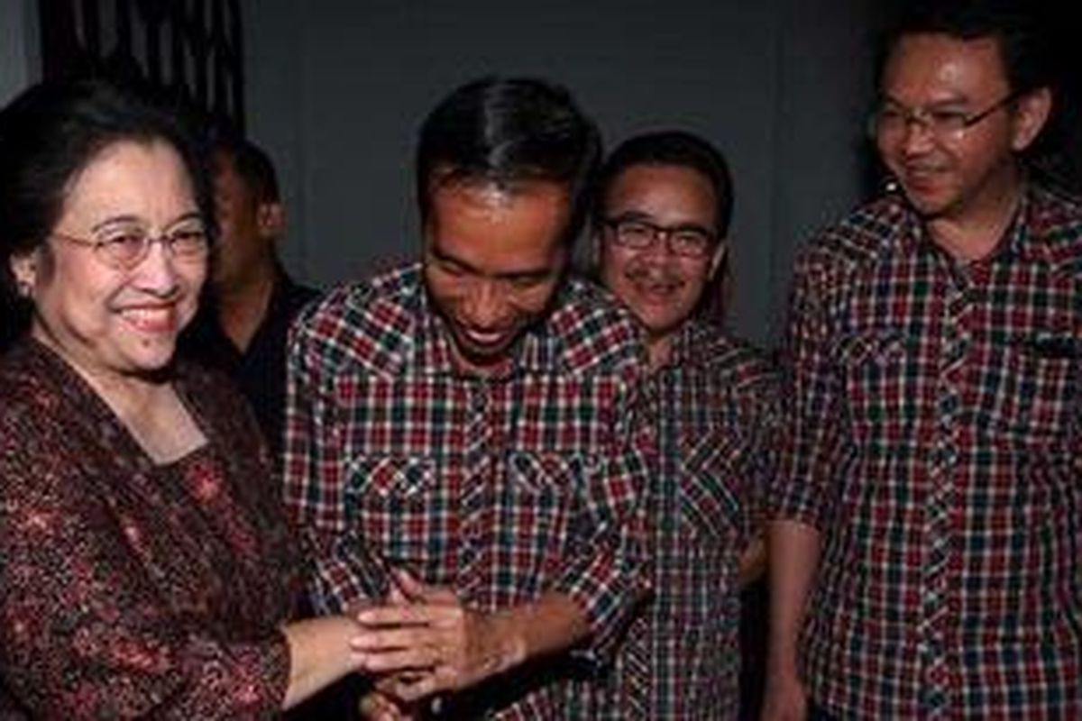 Mantan Presiden RI yang juga Ketua Umum DPP PDIP Megawati Soekarnoputri (kiri) mendapat salam dari bakal calon gubernur DKI Jakarta, Joko Widodo (kedua kiri) disaksikan Gubernur Kalimantan Tengah Agustin Teras Narang (tengah), dan bakal calon wakil gubernur DKI Jakarta Basuki Tjahaja Purnama (Ahok), sebelum dimulainya acara silaturahmi Jokowi-Ahok dengan masyarakat Kalimantan di Jakarta, Minggu (29/4/2012).  