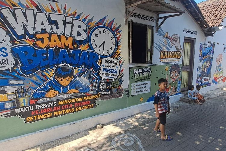 Sambut HUT RI, Bapak-bapak di Solo Rajin Menggambar Setiap Malam Bikin Kampung Mural