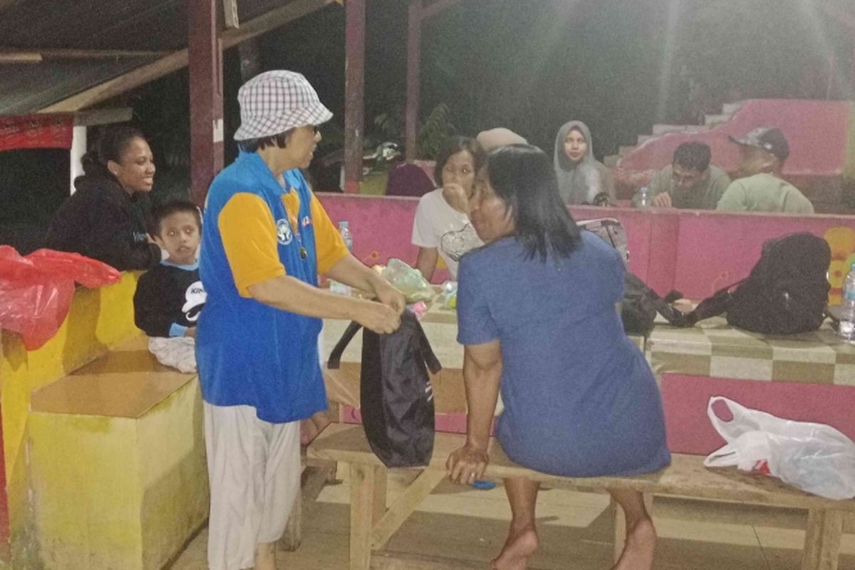 Pengunjung di lokasi pemandian air panas Tulehu 