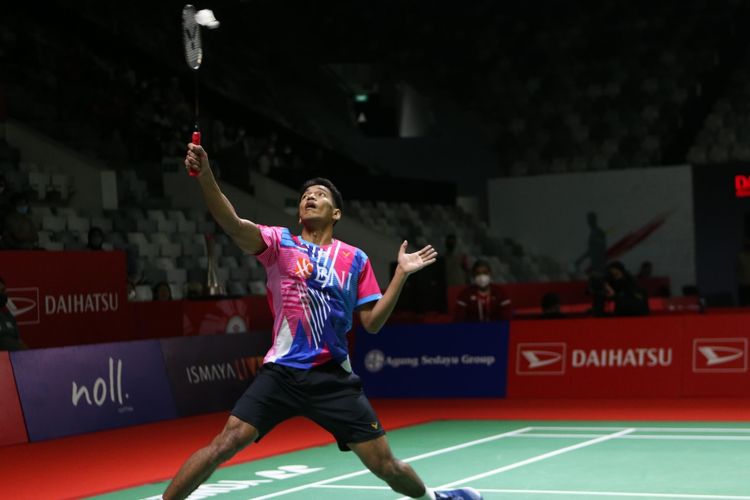 Tunggal putra Indonesia, Chico Aura Dwi Wardoyo, coba mengembalikan bola dalam laga melawan wakil Perancis, Christo Popov, pada laga kualifikasi Indonesia Masters 2022 yang digelar di Istora Gelora Bung Karno, Senayan, Jakarta, pada Selasa (7/6/2022).