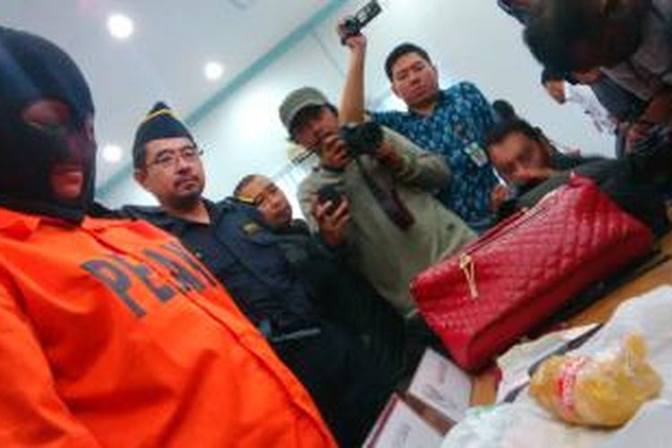 Pelaku penyelundupan narkoba jenis shabu - shabu, SS, wanita asal Kamboja beserta barang bukti shabu - shabu seberat 205 gram yang ditangkap di Bandara Husein Sastranegara, Bandung, Jawa Barat, Sabtu, (11/1/2014), karena menyelundupkan Sabu - Sabu dalam anusnya.