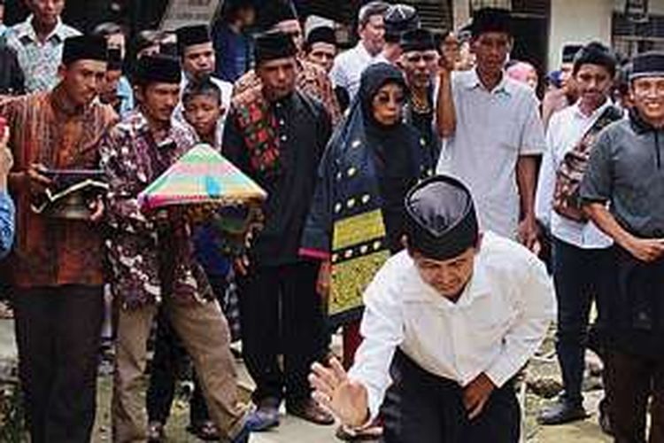 Prosesi acara semah rantau di Desa Tanjung Beringin, Kecamatan Kampar Kiri Hulu, Kampar, Riau, diawali dengan perjalanan menuju kuburan desa di atas bukit.