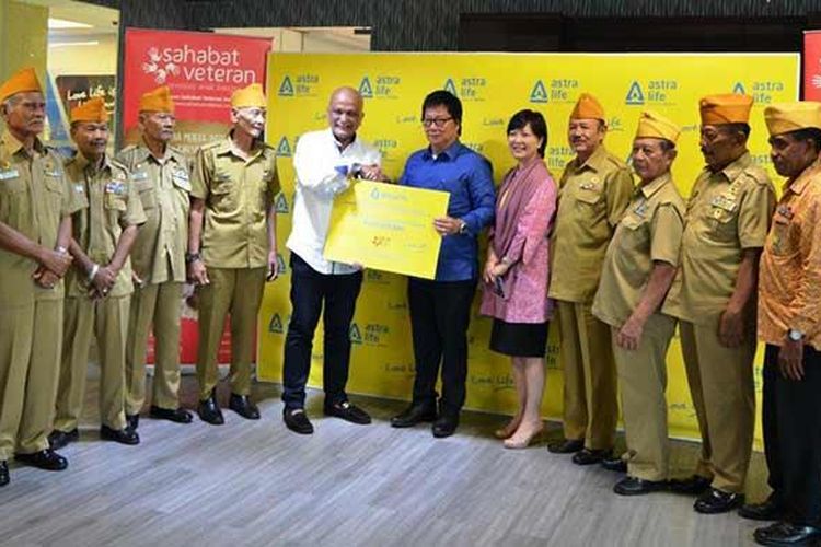 Ketua Umum Yayasan Sahabat Veteran Indonesia, Bapak Kriswiyanto Muliawan berjabat tangan dengan Presiden Direktur PT ASTRA AVIVA LIFE (Astra Life), Auddie Wiranata (tengah) saat menerima donasi sebesar Rp 10.000.000 didampingi oleh Direktur Astra Life, Stephanie Kesuma (keenam dari kanan) dan disaksikan beberapa perwakilan veteran dari Legiun Veteran Republik Indonesia (LVRI) wilayah Jakarta Selatan.
