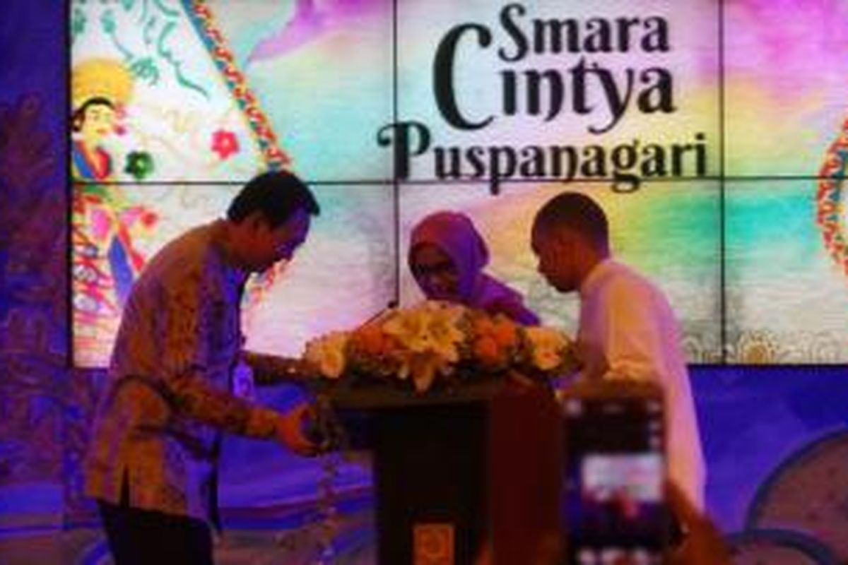 Gubernur DKI Jakarta Basuki Tjahaja Purnama terlihat mengangkat podium pidato Ketua Dekranas yang juga istri Wakil Presiden Mufida Kalla, di Balai Kota, Rabu (5/8/2015). 