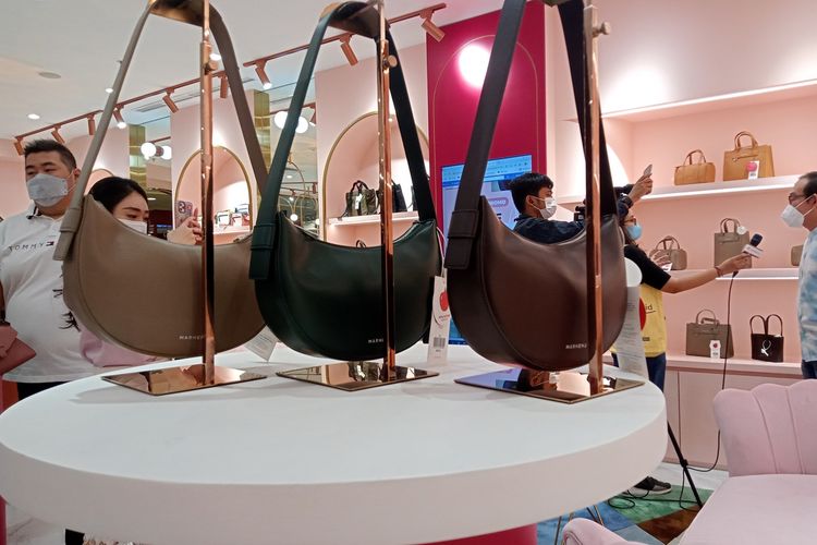 Produk-produk tas Marhen J di flagship store di Central Park Mall, Jakarta Barat.