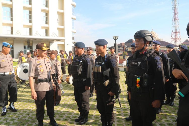 Kapolda Jateng Irjen Condro Kirono mengecek kesiapan personel di sela apel gelar pengamanan di halaman Mapolda Jateng, Senin (15/4/2019).