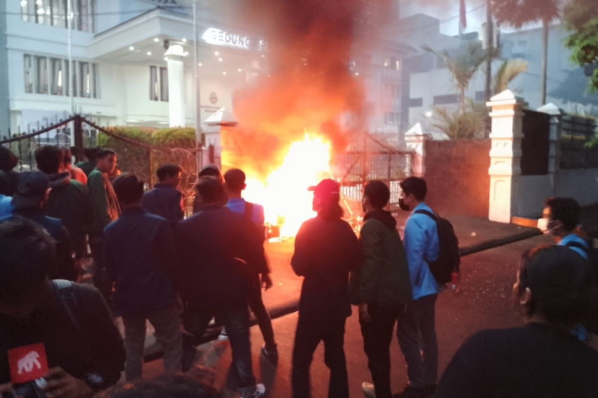 Ratusan massa Aliansi Mahasiswa Jabar berdemonstrasi di DPRD Jabar, Jalan Diponegoro, Kota Bandung, Jumat (20/10/2023).
