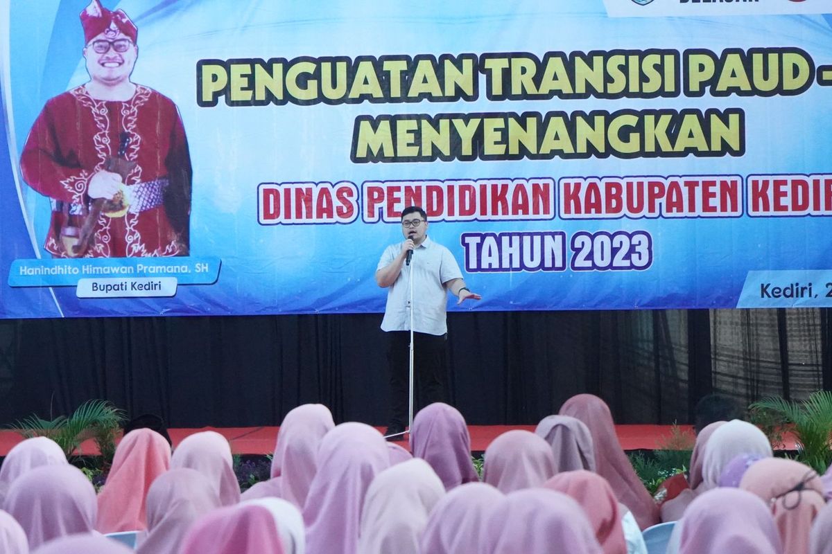 Bupati Kediri Hanindhito Himawan atau Mas Dhito saat membuka Penguatan Transisi PAUD ke SD yang Menyenangkan di Convention Hall Simpang Lima Gumul (SLG), Kabupaten Kediri, Kamis, (27/7/2023). 