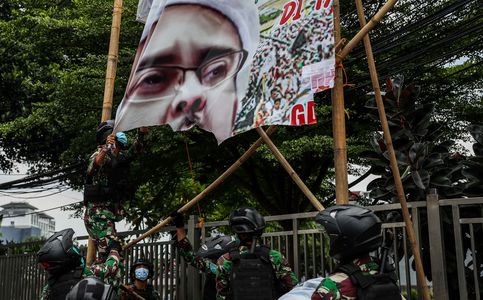  Indonesian Soldiers On Anti-FPI Operation Harass Kompas.com Reporter