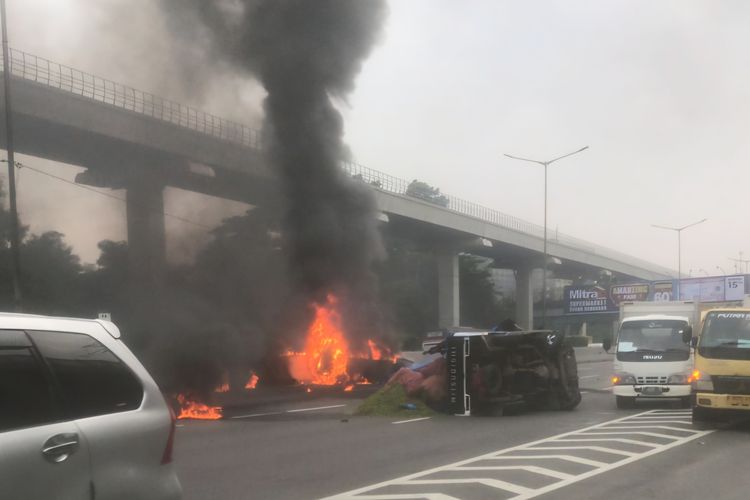Penampakan mobil yang terbakar di Tol Jakarta-Cikampek (Japek) arah Cawang, tepatnya di KM 06, Jatibening, Bekasi, Jawa Barat, Rabu (1/5/2024).