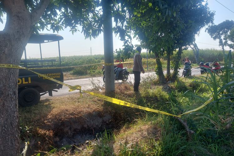 Petugas Polsek Ngasem menunjukkan lokasi penemuan korban di saluran irigasi Desa Ngasem, Kabupaten Kediri, Jawa Timur, Minggu (6/8/2023).