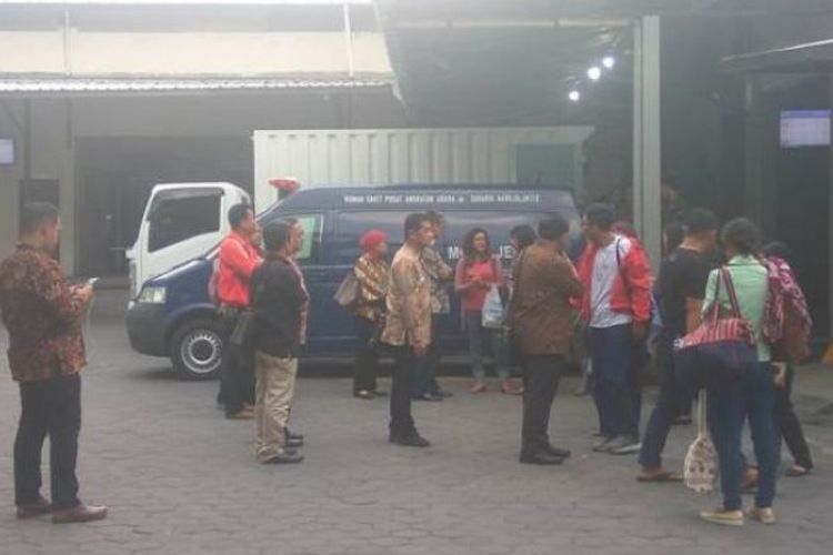 Para pegawai BNI dan pihak keluarga Rara bersiap mengantarkan jenazah ke Ambarawa, Semarang, Kamis (26/10/2017). 
