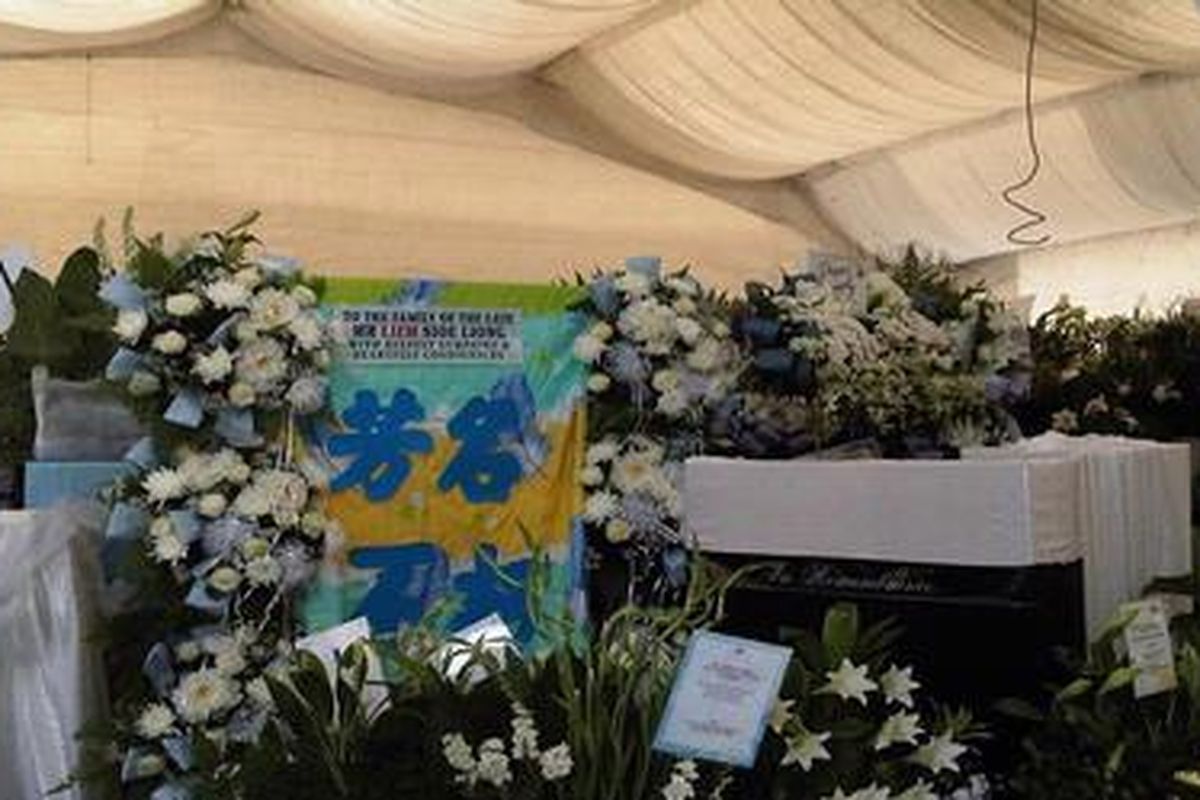 Sebuah tenda disiapkan khusus untuk menampung karangan bunga bagi almarhum Liem Sioe Liong di Singapura, Selasa (12/6/2012).