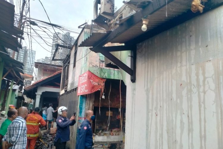 Kebakaran melanda toko pakaian dan sembako yang berada di Jalan Jatayu 1, Kelurahan Kebayoran Lama Selatan, Kecamatan Kebayoran Lama, Jakarta Selatan pada Rabu (19/1/2022).