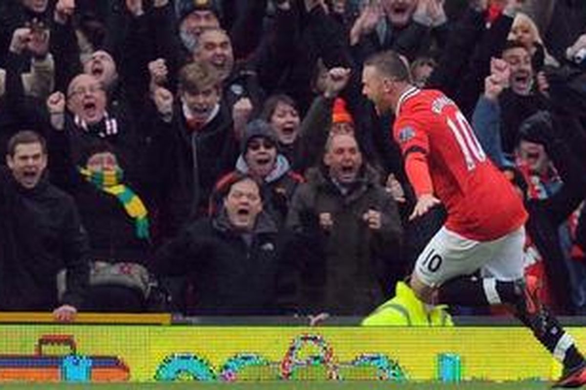 Penyerang Manchester United, Wayne Rooney, merayakan gol keduanya (dari dua) ke gawang Liverpool, pada pertandingan Premier League, di Old Trafford, Sabtu (11/2/2012).