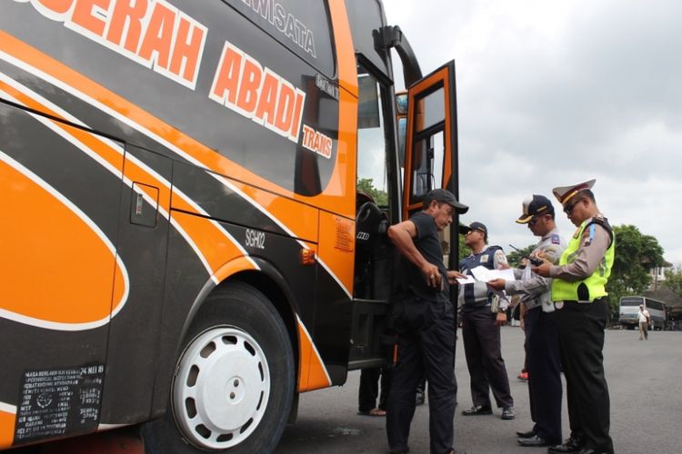 Petugas gabungan melakukan pemeriksaan mendadak terhadap pengemudi dan kendaraan umum di Terminal Tidar Kota Magelang, Kamis (21//120217), dalam rangka persiapan Liburan Natal dan Tahun Baru 2018.