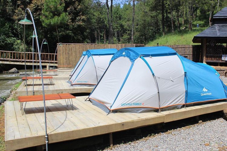 Tenda yang menghadap sungai jadi salah satu keistimewaan di Talaga Pineus Riverside Camp.