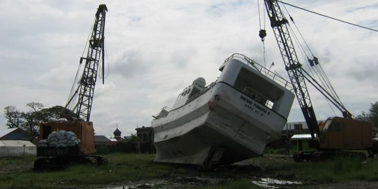 Sebuah kapal terdampar di lapangan yang jauh dari laut setelah tersapu tsunami Aceh, 26 Desember 2004 silam. Foto diambil setahun setelah kejadian.