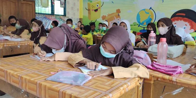 Siswa SD Negeri 105 Pekanbaru memakai masker saat belajar di kelas, karena menghindari paparan kabut asap karhutla, Rabu (4/10/2023).