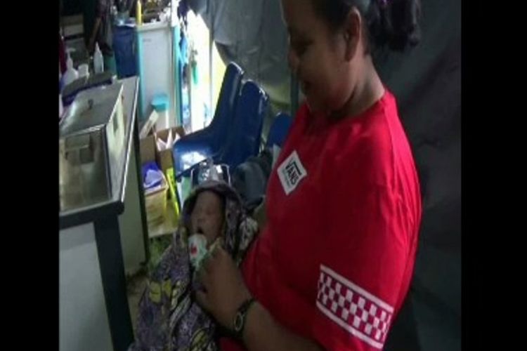 Dua bayi di Mamasa lahir di bawah tenda pengungsian. 