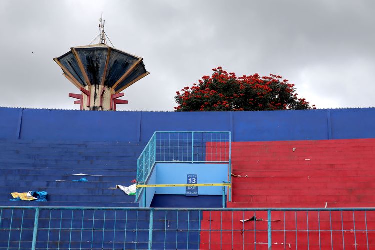 Hari kedua kondisi stadion pasca tragedi yang terjadi pada pekan ke-11 Liga 1 2022-2023 seusai pertandingan bertajuk Derbi Jawa Timur, Arema FC melawan Persebaya Surabaya di Stadion Kanjuruhan Kepanjen, Kabupaten Malang, Senin (3/10/2022) siang.