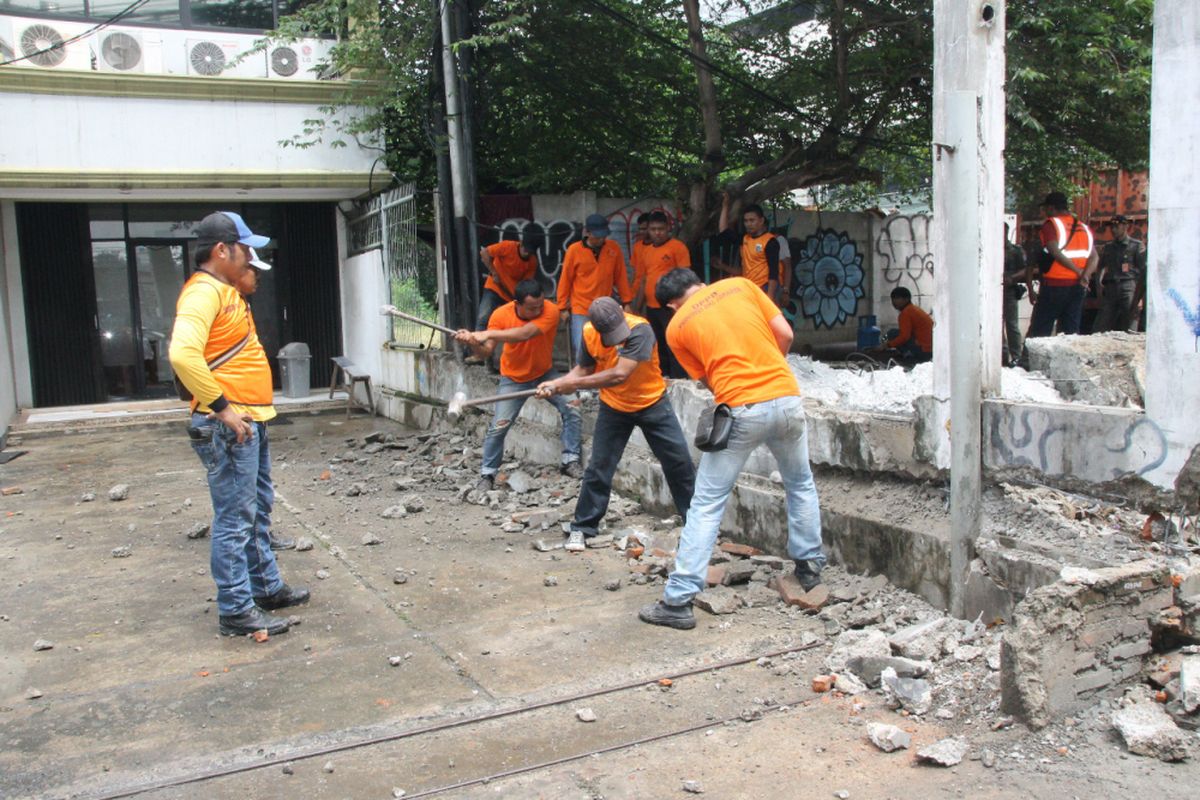 Pembongkaran lahan untuk proyek mass rapid transit (MRT) di Jalan Raya Fatmawati, Jakarta Selatan, Kamis (28/9/2017)