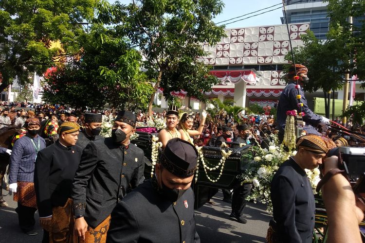Kirab pernikahan Kaesang-Erina dimulai. Kirab ini akan melewati rute Loji Gandrung, Jalan Slamet Riyadi, dan berakhir di Pura Mangkunegaran.