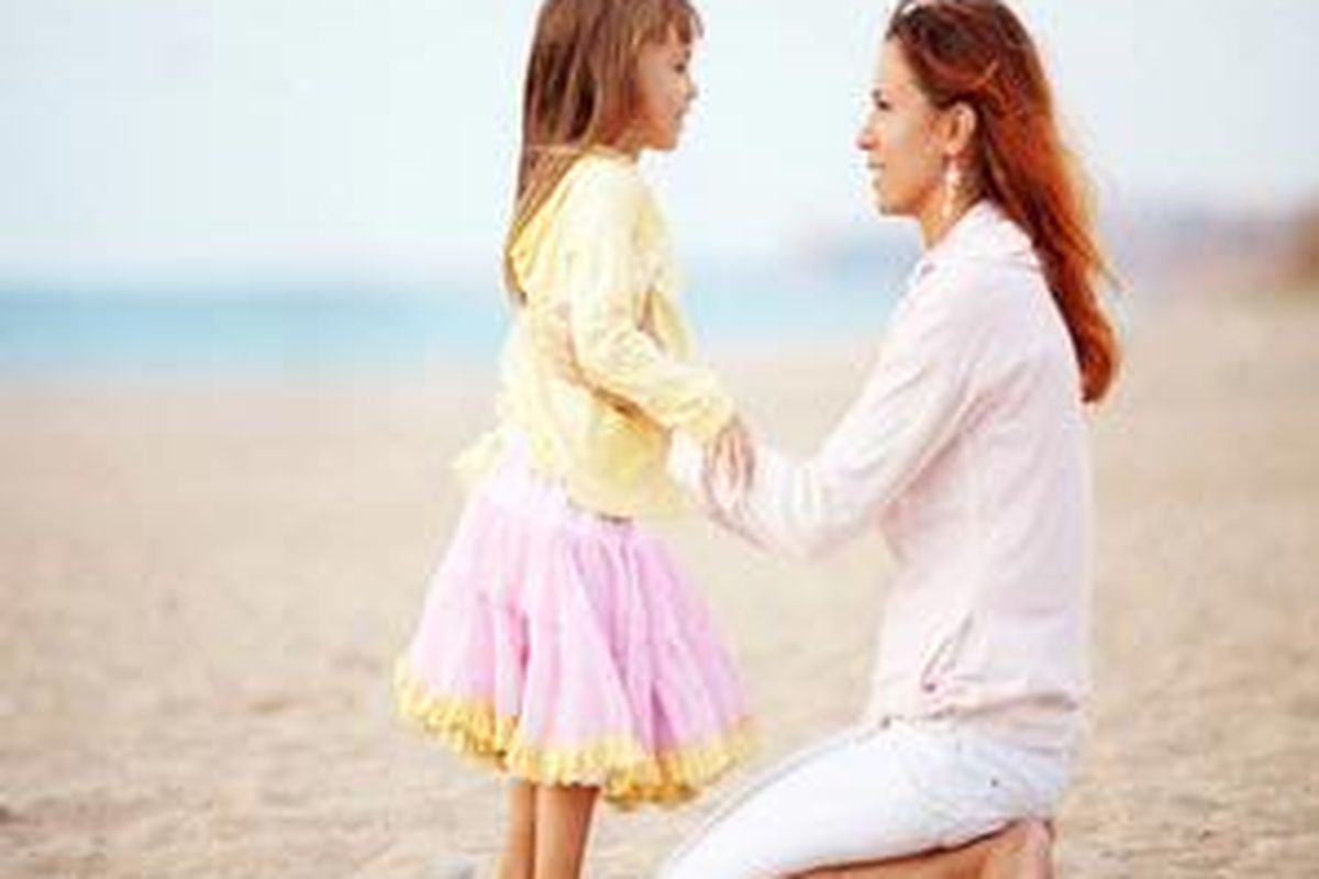 Sejajarkan tinggi tubuh Anda dengan anak saat ingin benar-benar memastikan ia mendengar Anda. 