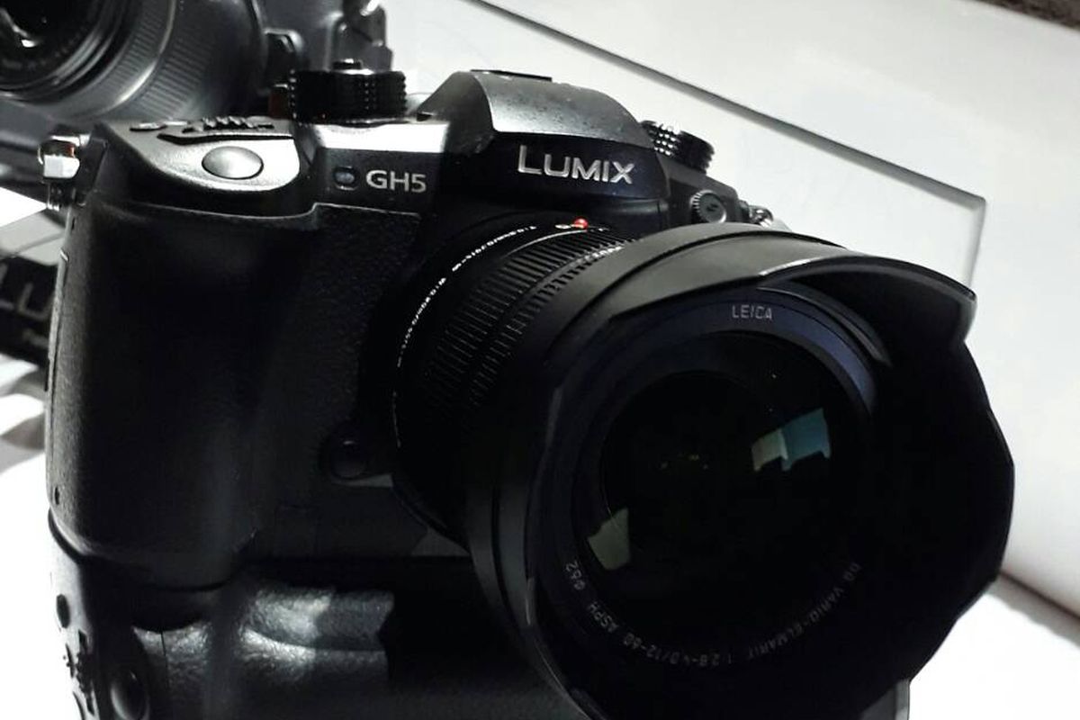 Panasonic menghadirkan Lumix DC-GH5. Kamera Panasonic ini diklaim sebagai kamera mirrorless pertama di dunia dengan kemampuan perekaman video 4K 60p/50p dan 4K 30p 4:2:2 10 bit untuk memenuhi kebutuhan para videografer profesional.