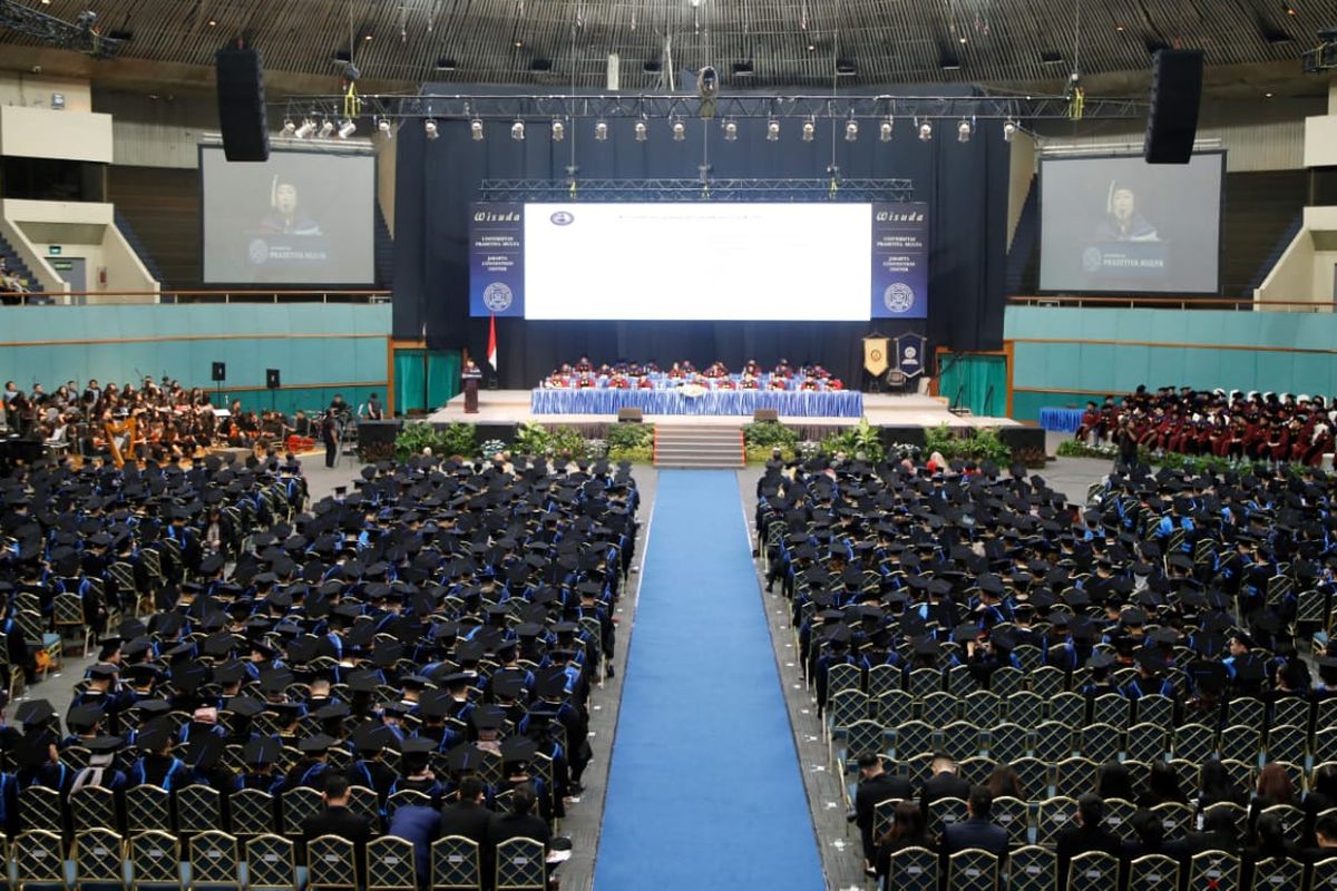 Para wisudawan Universitas Prasetiya Mulya dalam acara wisuda bertema ?Rediscovering Openness in The Age of Connected Intelligent Technologies? yang diselenggarakan di Jakarta Convention Center pada Selasa (10/12).

