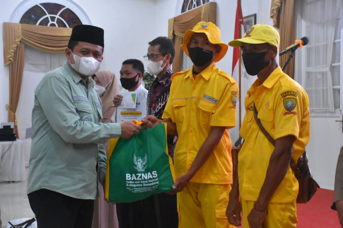 Acara Gebyar Ramadhan Tahun 1443 H/2022 M berupa pembayaran zakat mal oleh Bupati, Wakil Bupati, Sekretaris Daerah (Sekda) dan seluruh Kepala Perangkat Daerah Kabupaten Sumedang di Gedung Negara, Selasa (12/4/2022).