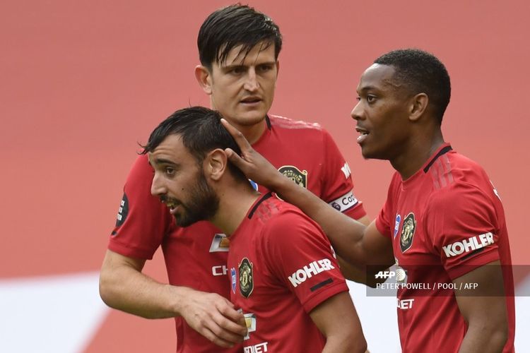 Bruno Fernandes (tengah) merayakan gol bersama Harry Maguire (belakang) dan Anthony Martial (kanan) pada laga Man United vs Bournemouth di Stadion Old Trafford dalam lanjutan pekan ke-33 Premier League, kasta teratas Liga Inggris, Sabtu 4 Juli 2020.