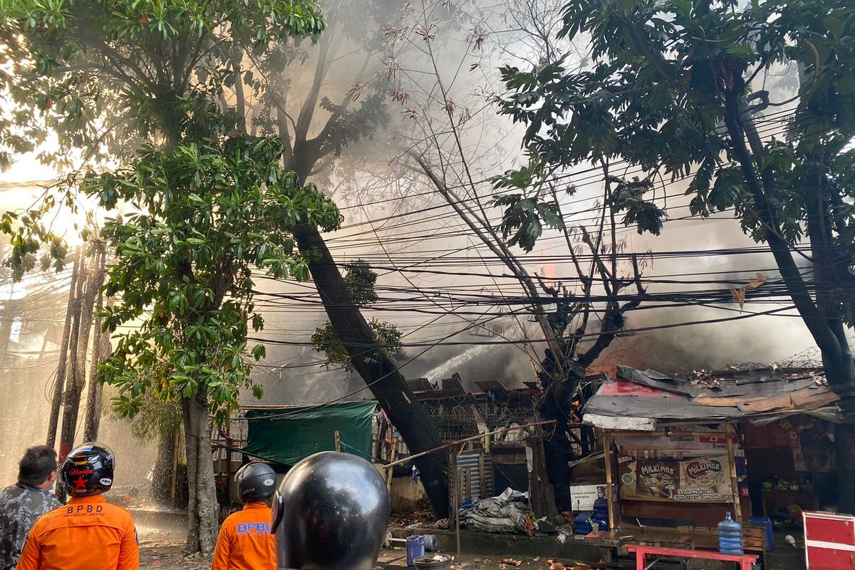 Sebuah pabrik cat di Jalan Terusan Bandengan, Penjagalan, Penjaringan, Jakarta Utara, mengalami kebakaran pada Senin (8/6/2023). 