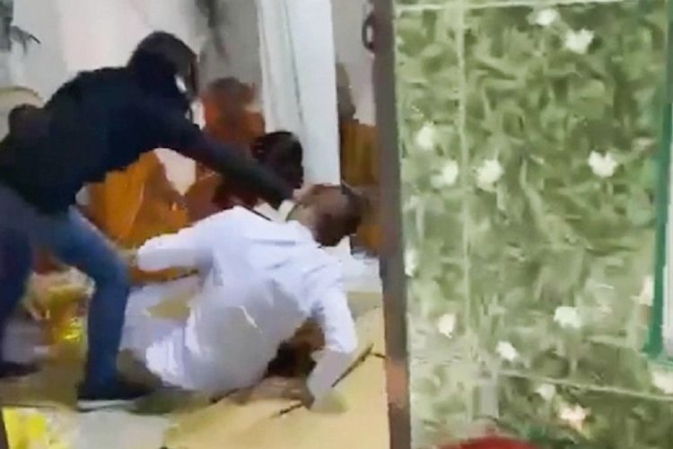 Potongan gambar dari video yang viral di Thailand memerlihatkan, seorang perempuan datang dan memukul kepala seorang pria yang tengah menghelat upacara pernikahan. Diketahui, perempuan itu adalah ibu mertua si pria karena mengetahui menantunya sudah menikah lagi dengan selingkuhannya.