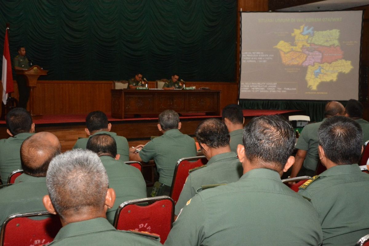 Pangdam IV/Diponegoro Mayjen TNI Tatang Sulaiman memimpin rapat koordinasi mengadapi Hari Raya Idhul Fitri 1438 H, Jumat (2/6/2017)